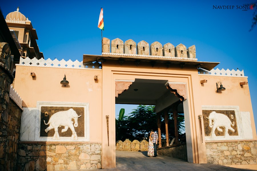 stylish-pre-wedding-shoot-in-udaipur-palace-at-fatehgarh-fort