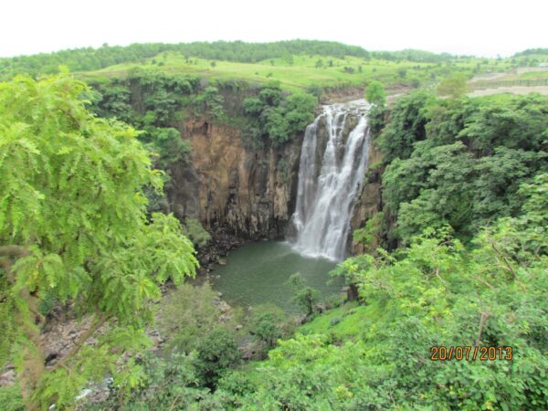 patalpani waterfall in Indore for prewedding