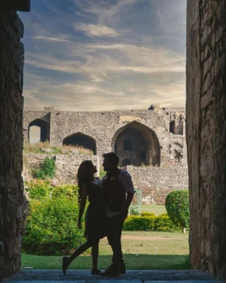Centuries old ruins + Couple..
.
.
.
.
.
.
#preweddingphotoshoot #hyderabadprewedding #hyderabad #golcondafort #preweddingcouple #preweddingshoot
